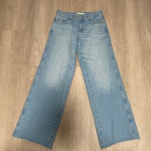Baggy low rise jeans: Y2K trendy